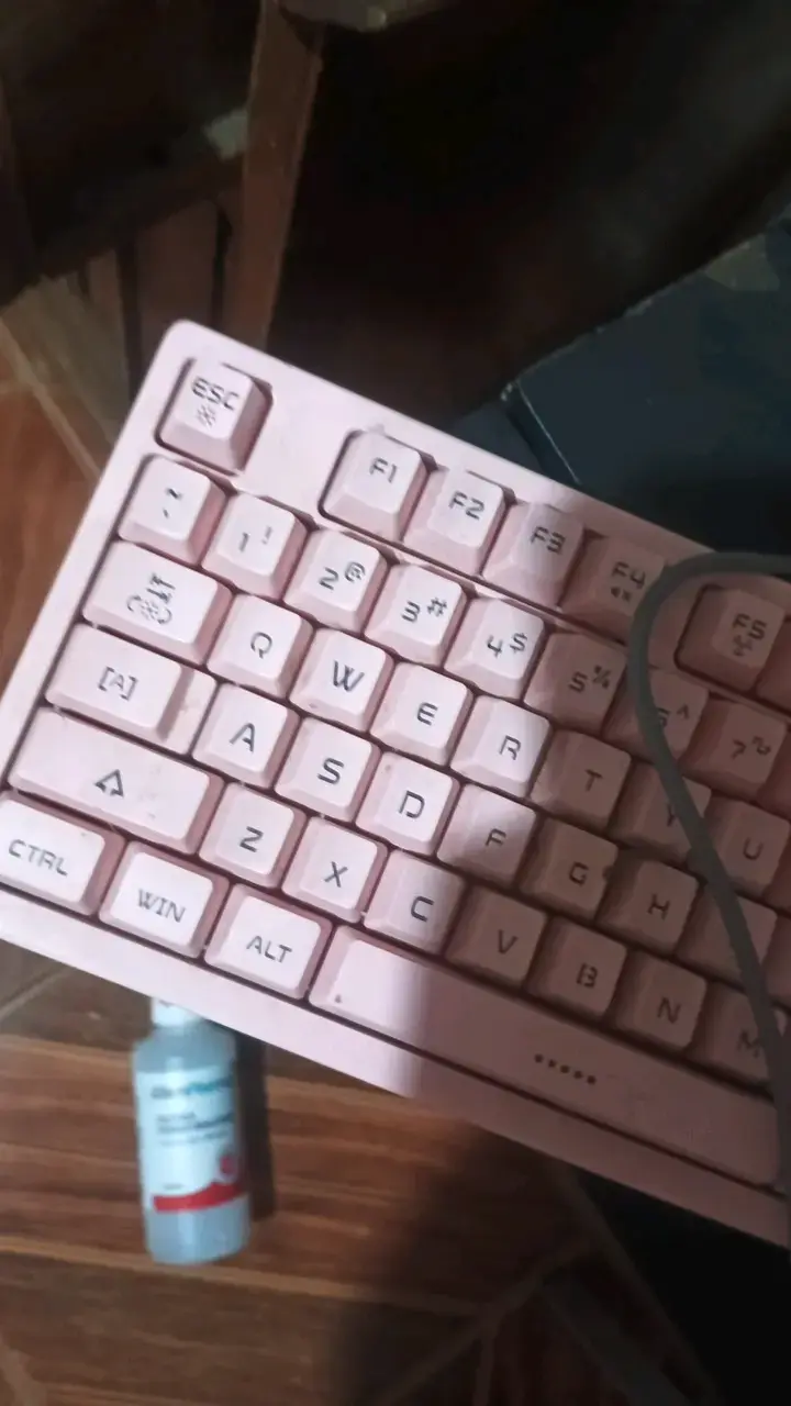Teclado USB rosa con diseño compacto - 2