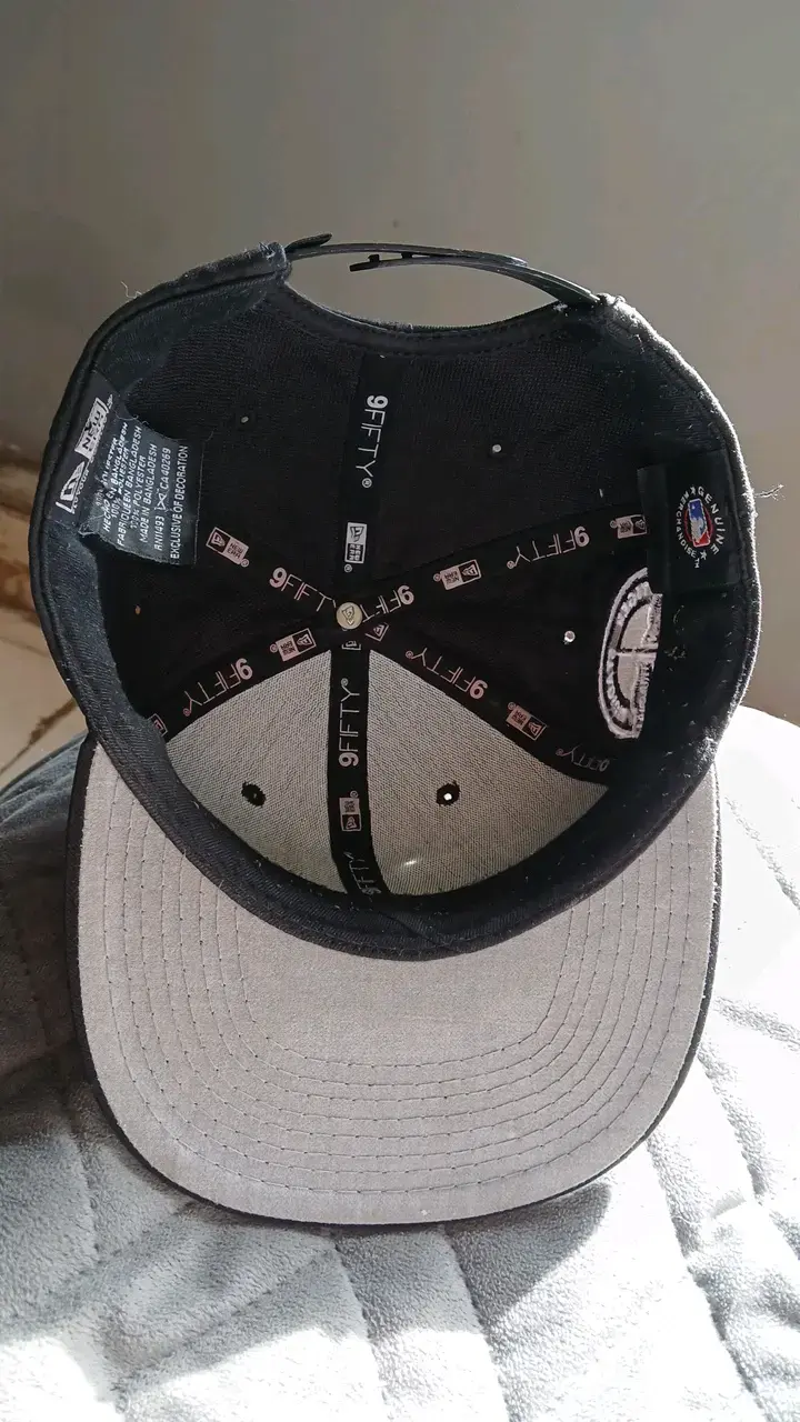 Gorra negra con logo bordado - 5