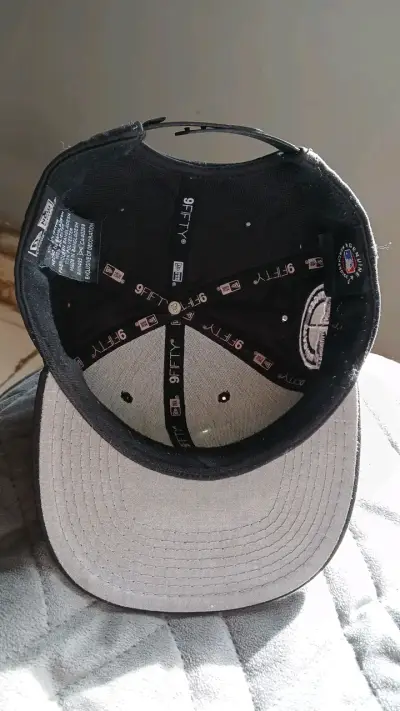 Gorra negra con logo bordado - miniatura 5