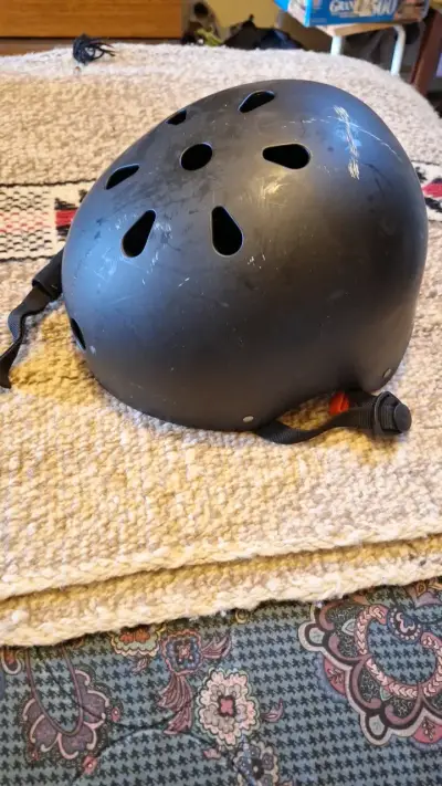 Casco de protección negro para ciclismo y skate - miniatura 1