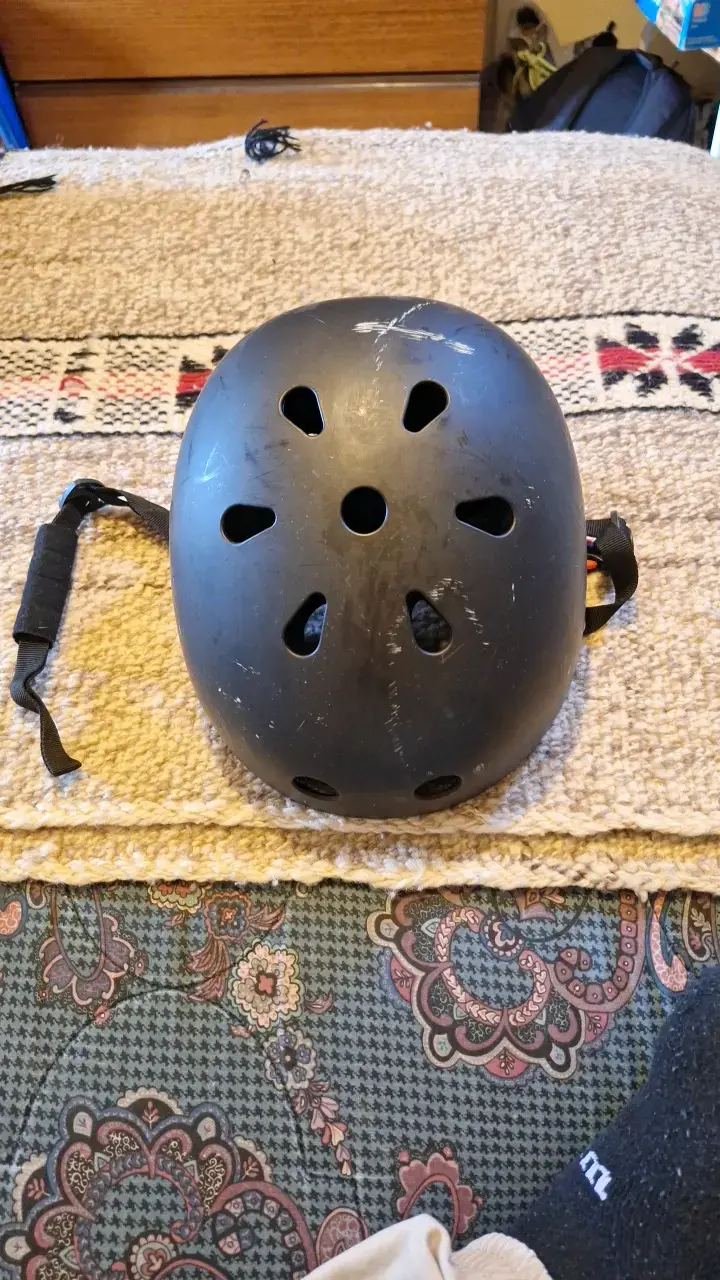 Casco de protección negro para ciclismo y skate - 2