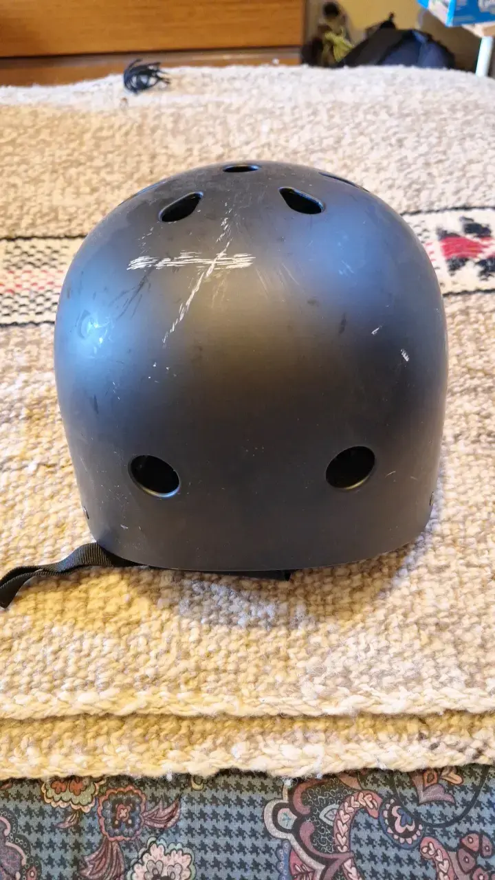 Casco de protección negro para ciclismo y skate - 4