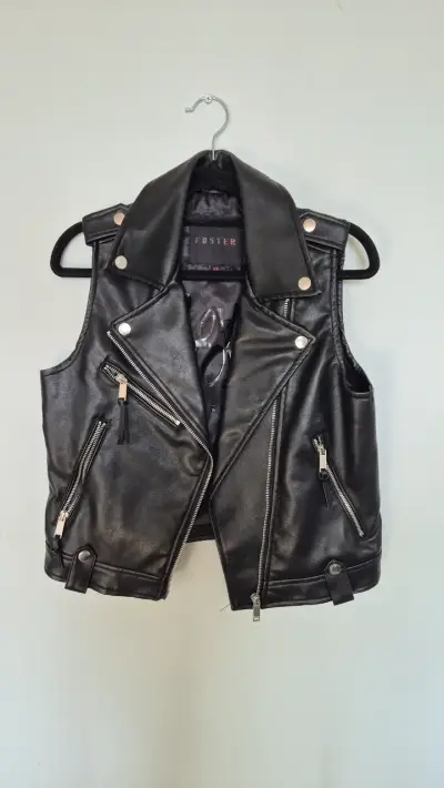 Chaleco de cuero negro estilo motociclista - miniatura 1