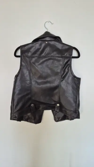 Chaleco de cuero negro estilo motociclista - miniatura 2