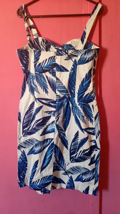 Vestido corto Elásticado  estampado hojas azules - miniatura 4