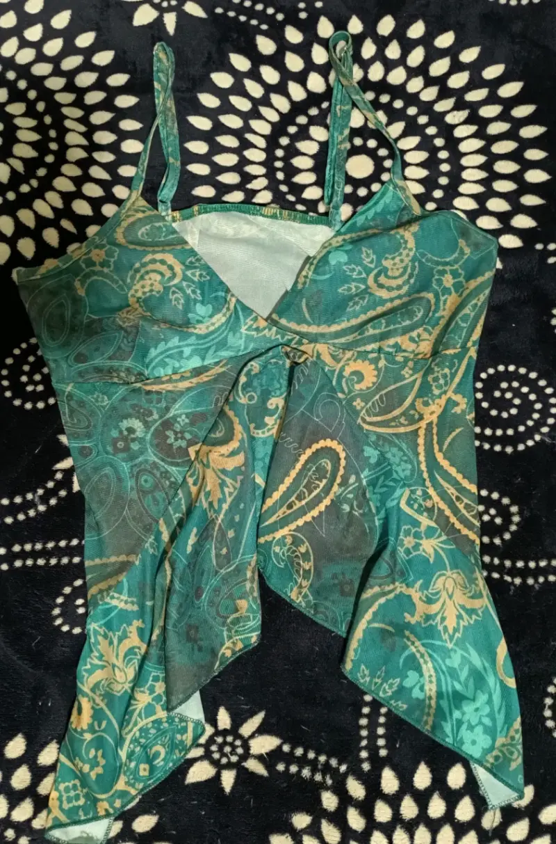 Top de tirantes estampado verde y dorado