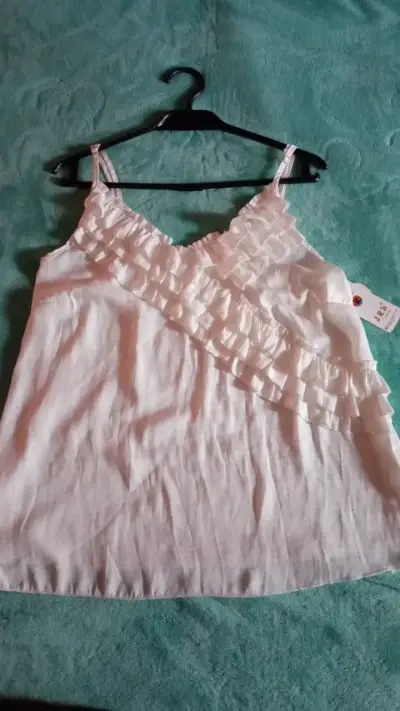 Blusa blanca con volantes para mujer - miniatura 1