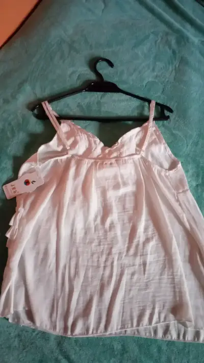 Blusa blanca con volantes para mujer - miniatura 2