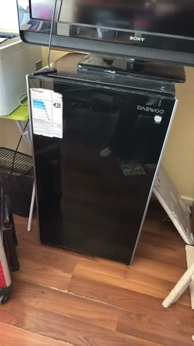 Refrigerador compacto Daewoo negro - miniatura 1