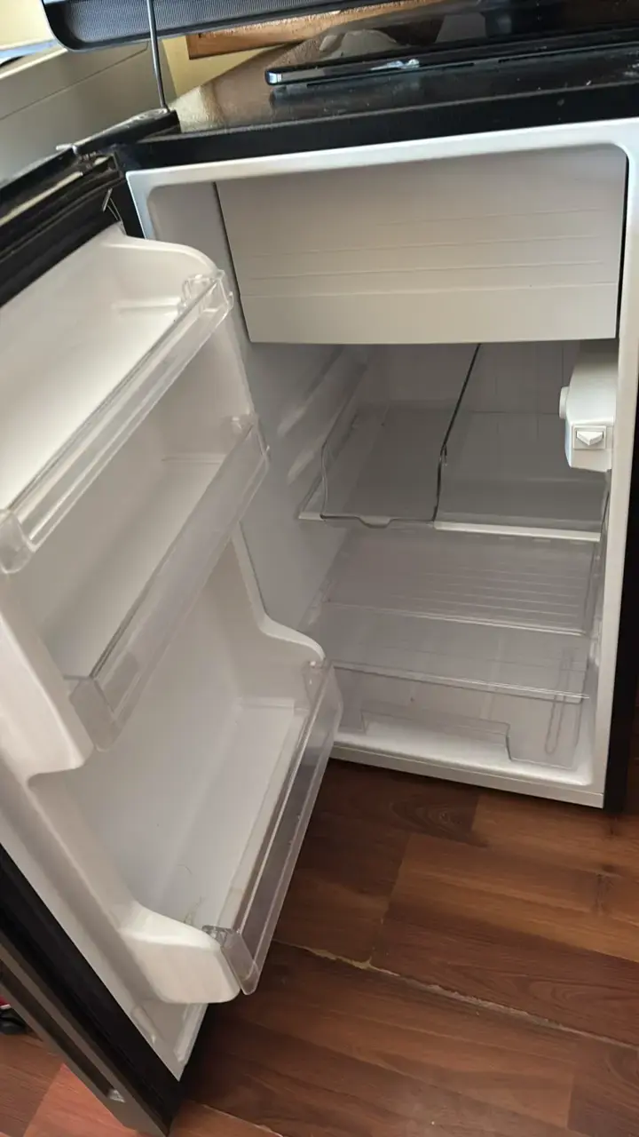 Refrigerador compacto Daewoo negro - 2