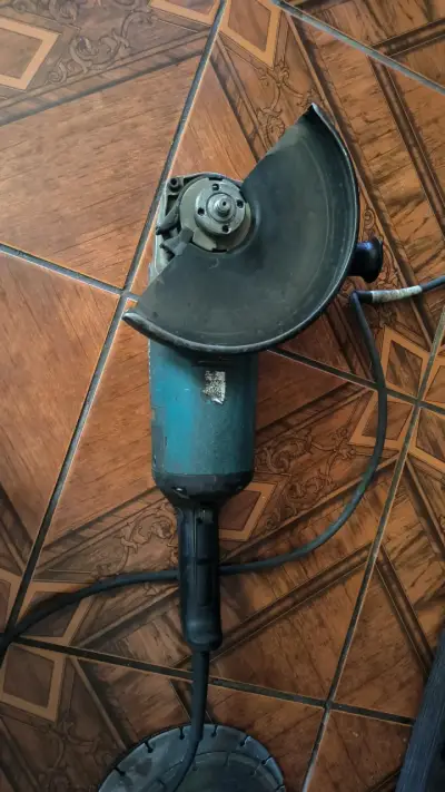 Esmeril angular Makita con discos adicionales - miniatura 1