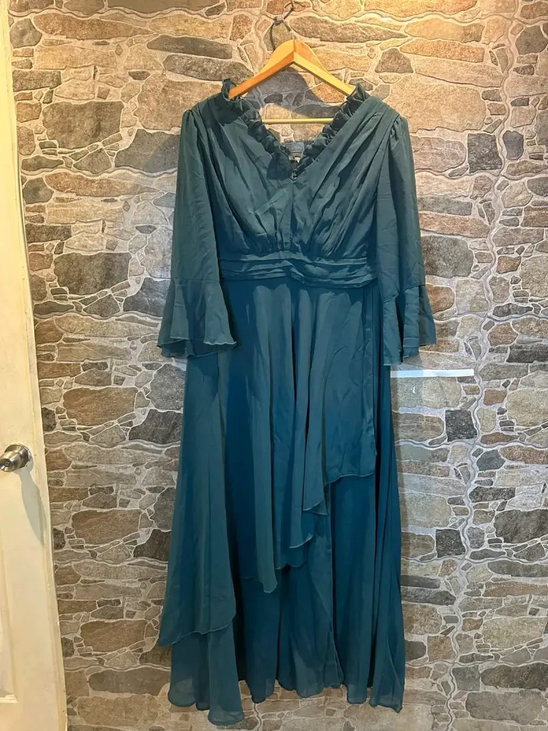 Vestido largo verde elegante con volantes - 2