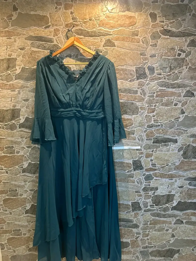 Vestido largo verde elegante con volantes - 3