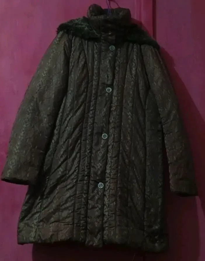 Chaqueta acolchado con capucha y diseño elegante - 1