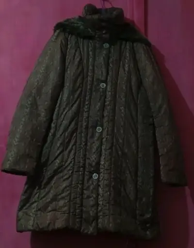 Chaqueta acolchado con capucha y diseño elegante - miniatura 1