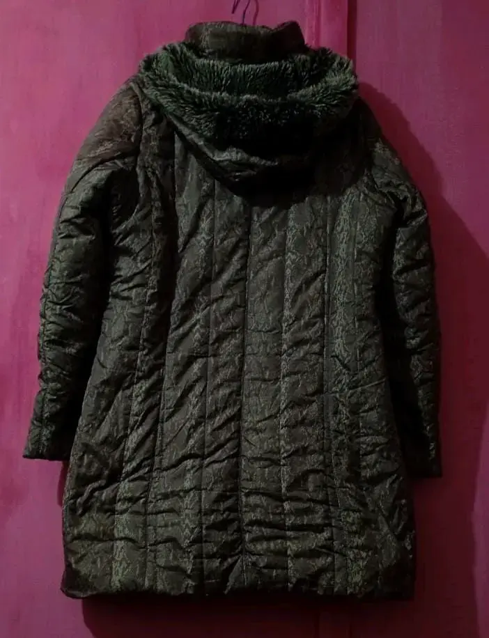Chaqueta acolchado con capucha y diseño elegante - 2