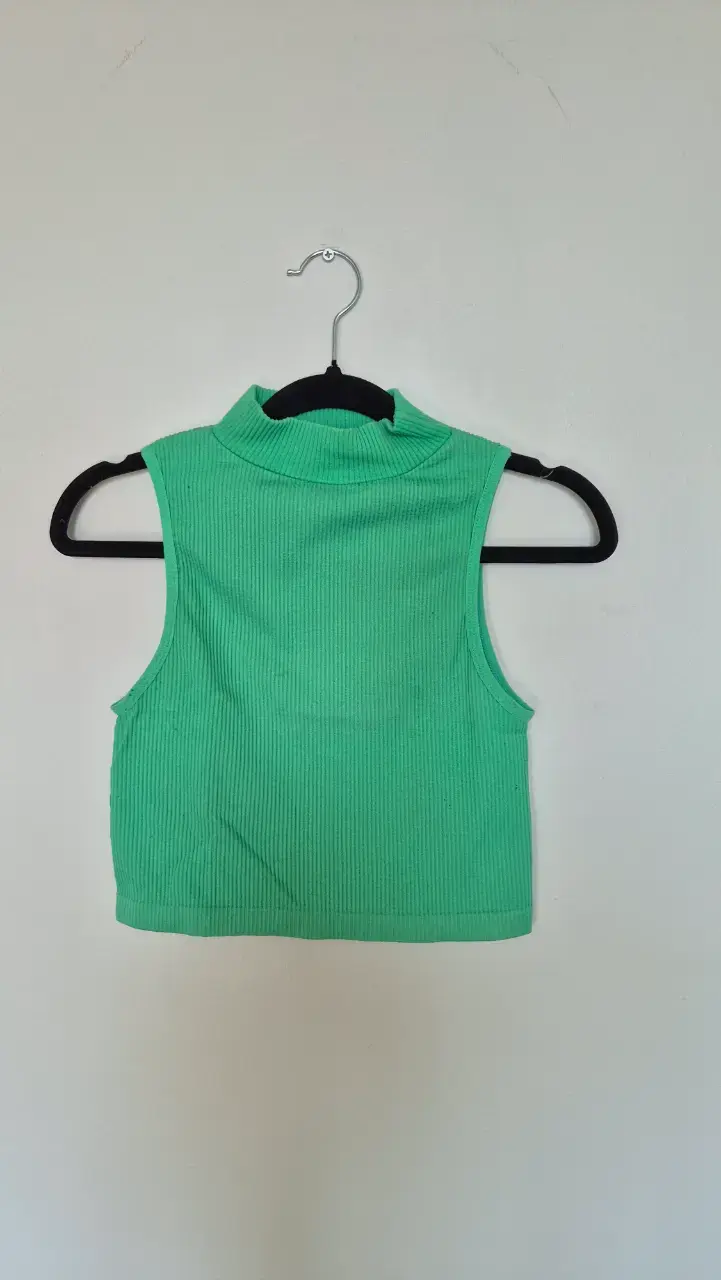 Top verde ribbed cuello alto