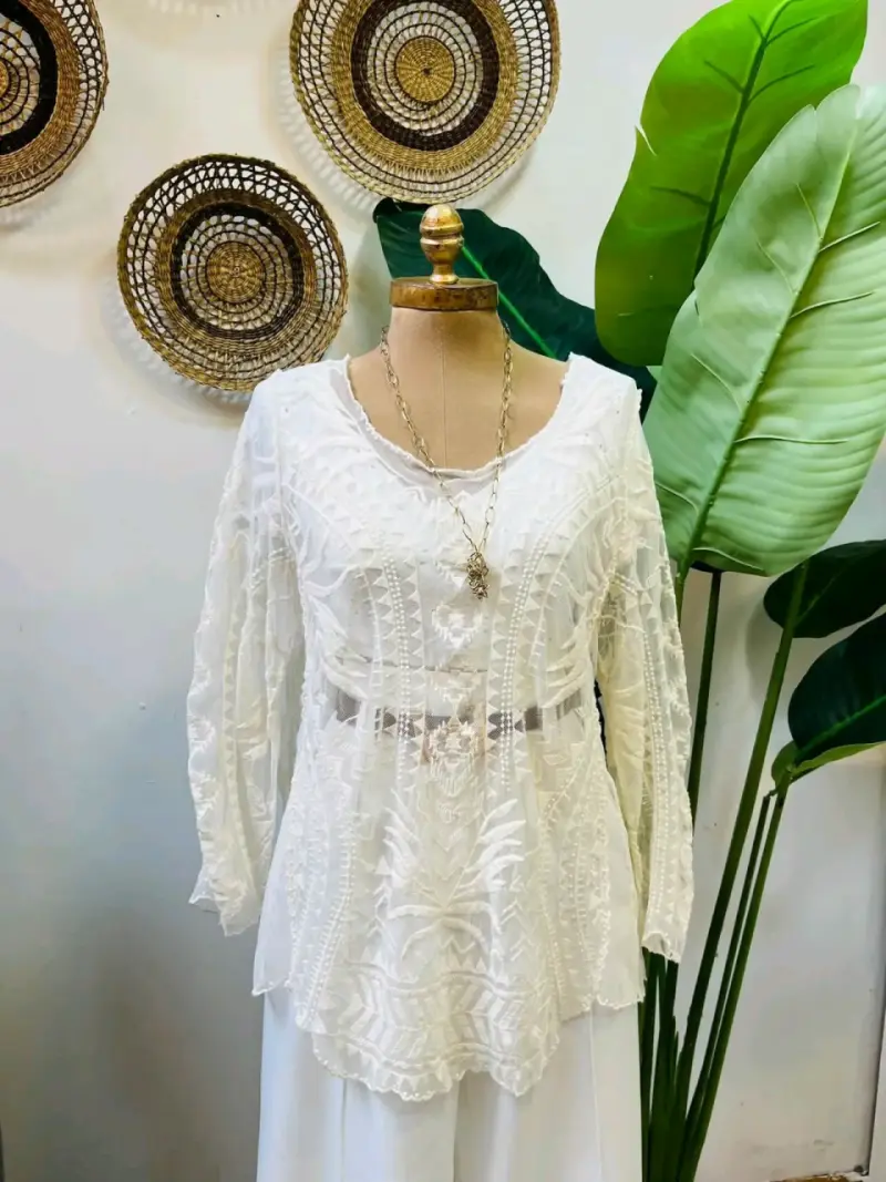 Blusa blanca de encaje bohemia