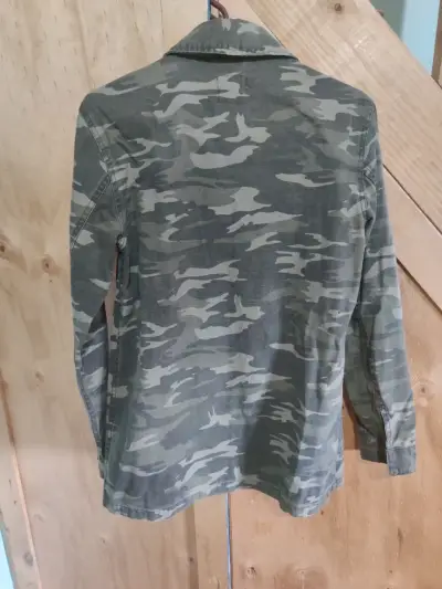 Chaqueta camuflada  verde Opposite para mujer - miniatura 4