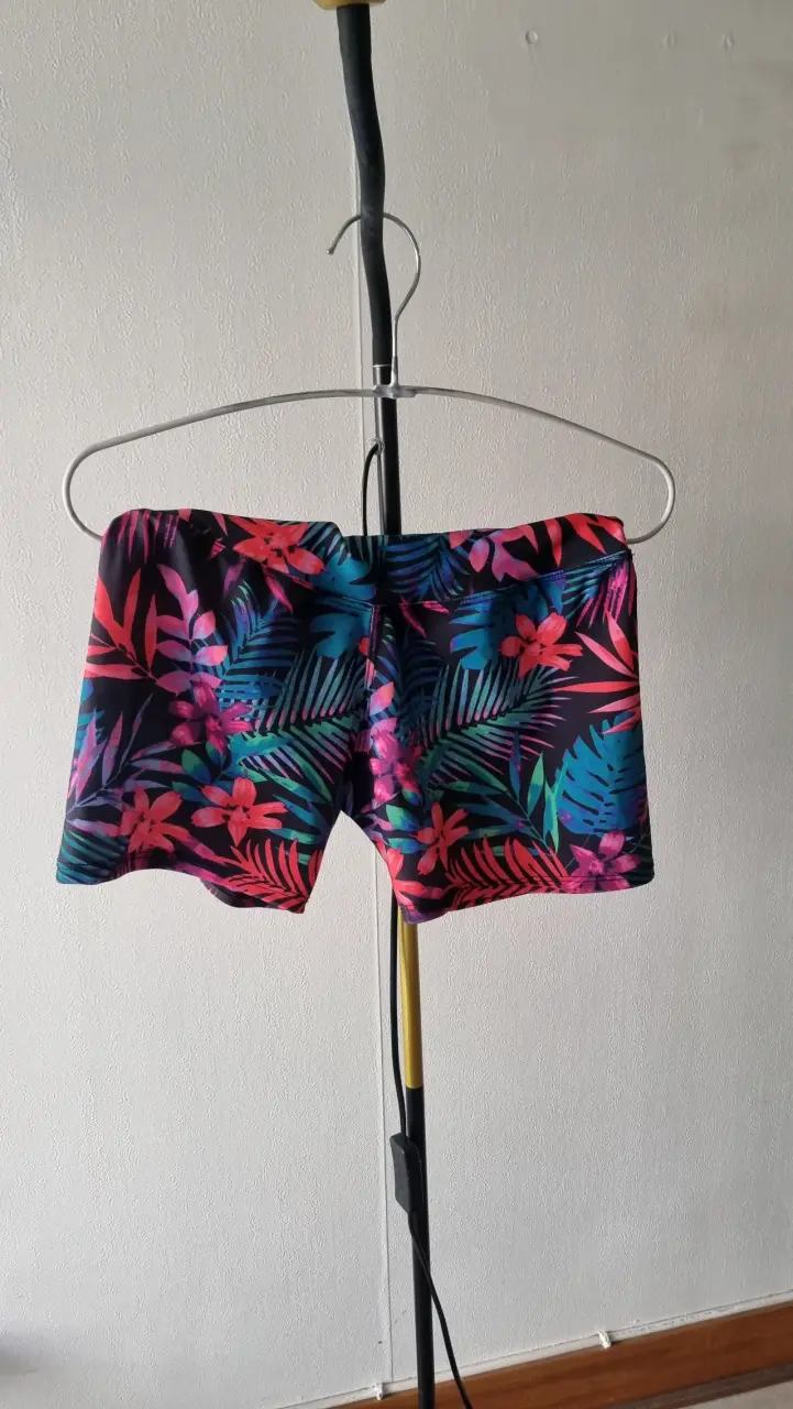 calza deportiva estampado tropical