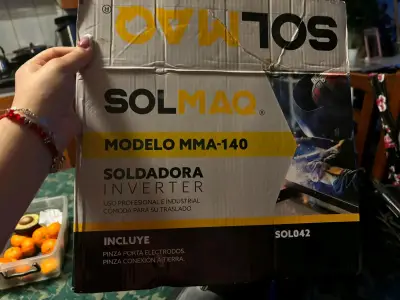Soldadora Inverter Solmaq MMA-140 con Accesorios - miniatura 1