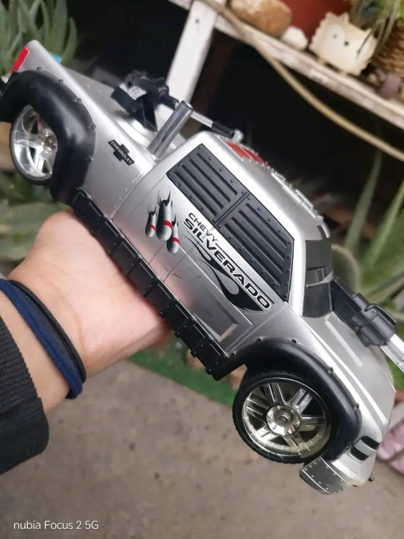 Camioneta de juguete Chevrolet Silverado gris - 1