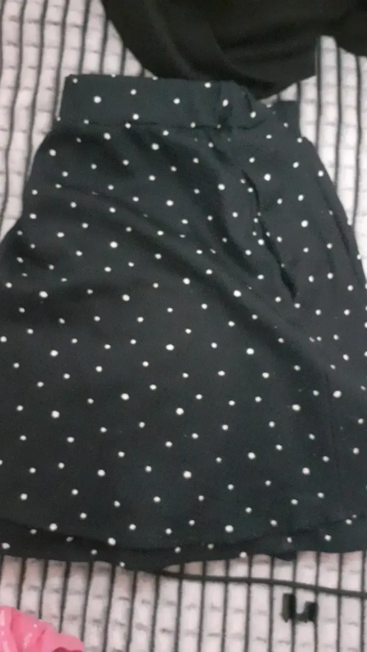Falda negra con lunares blancos