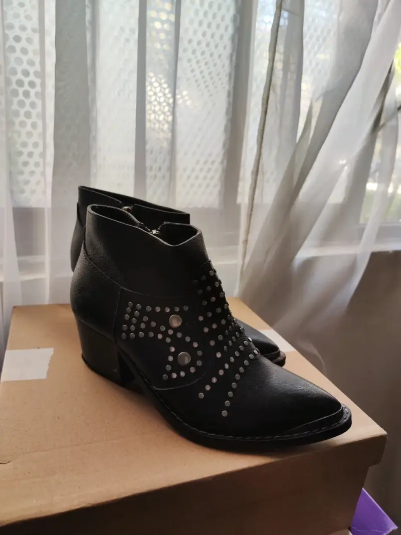 Botines negros con tachas para mujer