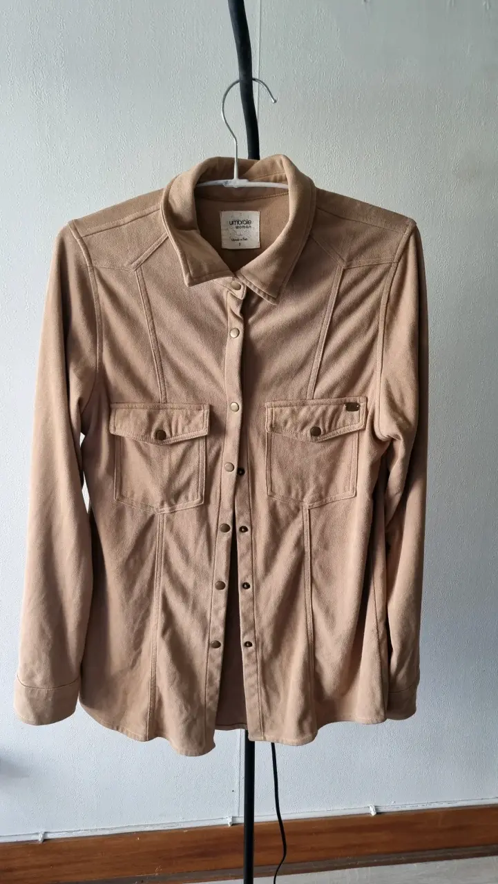 sobre camisa gamuza beige para mujer Umbralle