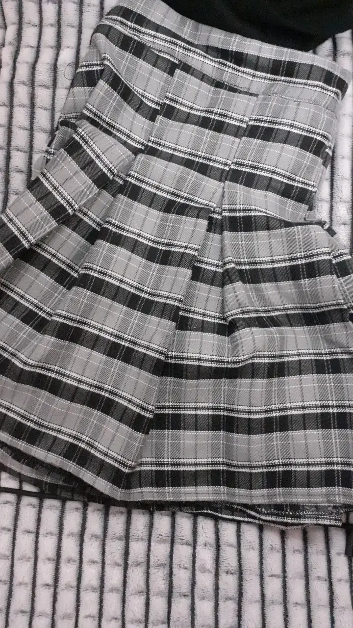 Falda escocesa a cuadros gris y negro