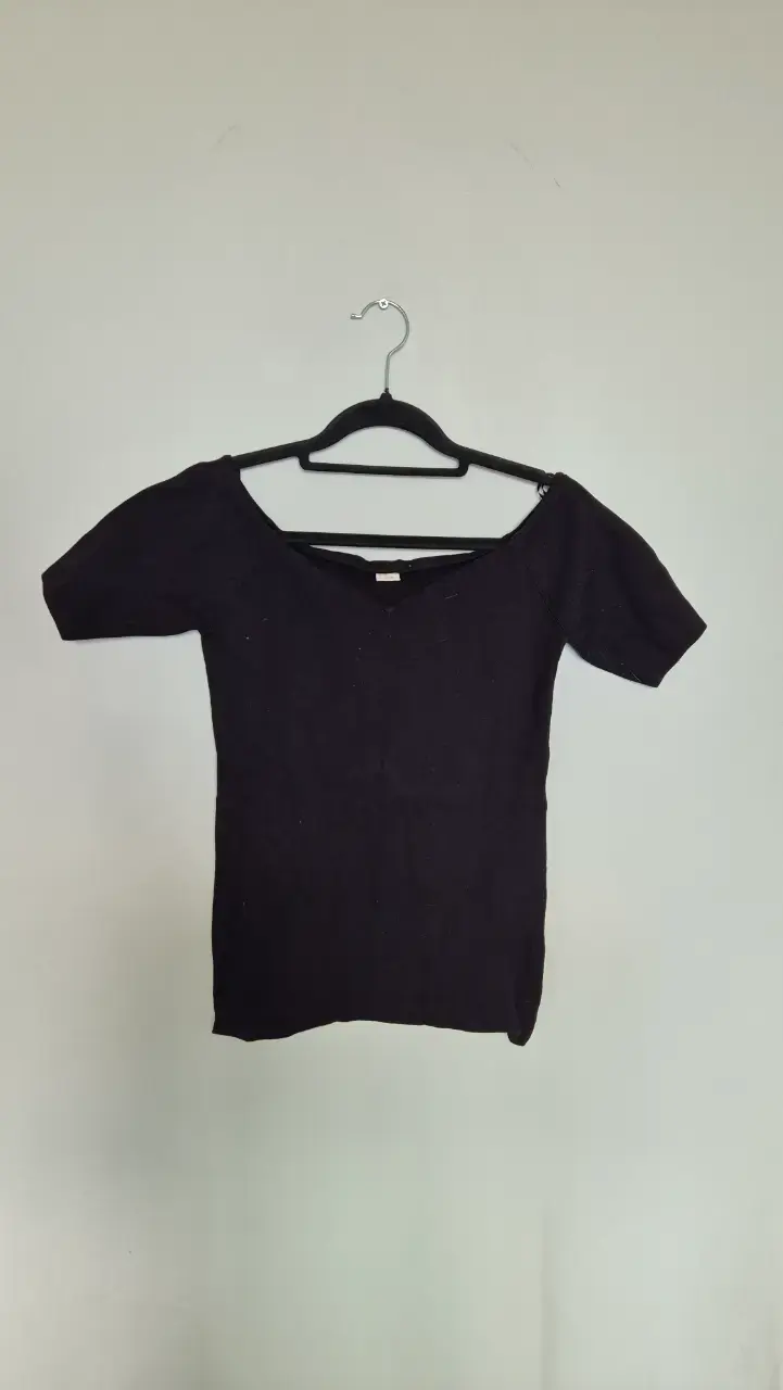 Top negro escote V, H&M, talla S - 1