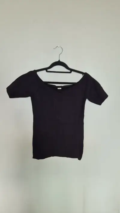 Top negro escote V, H&M, talla S - miniatura 1
