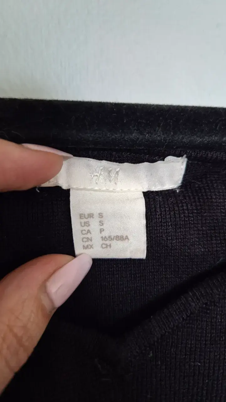 Top negro escote V, H&M, talla S - 2