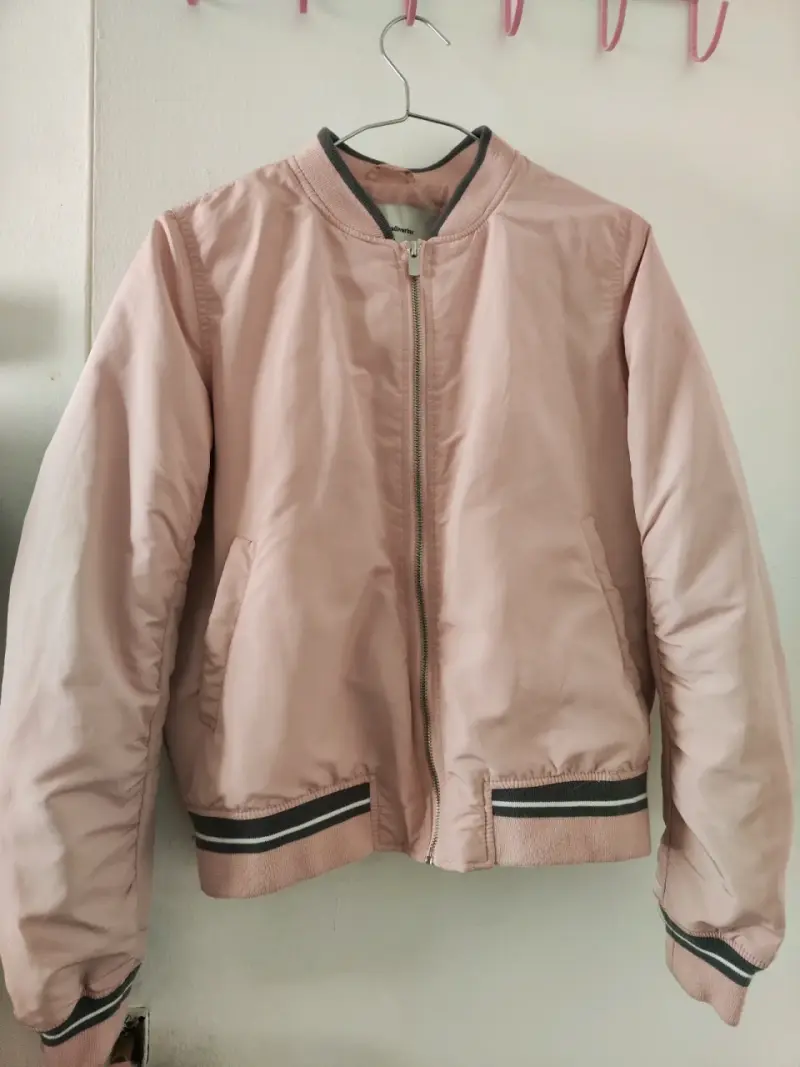 Chaqueta bomber rosada para mujer