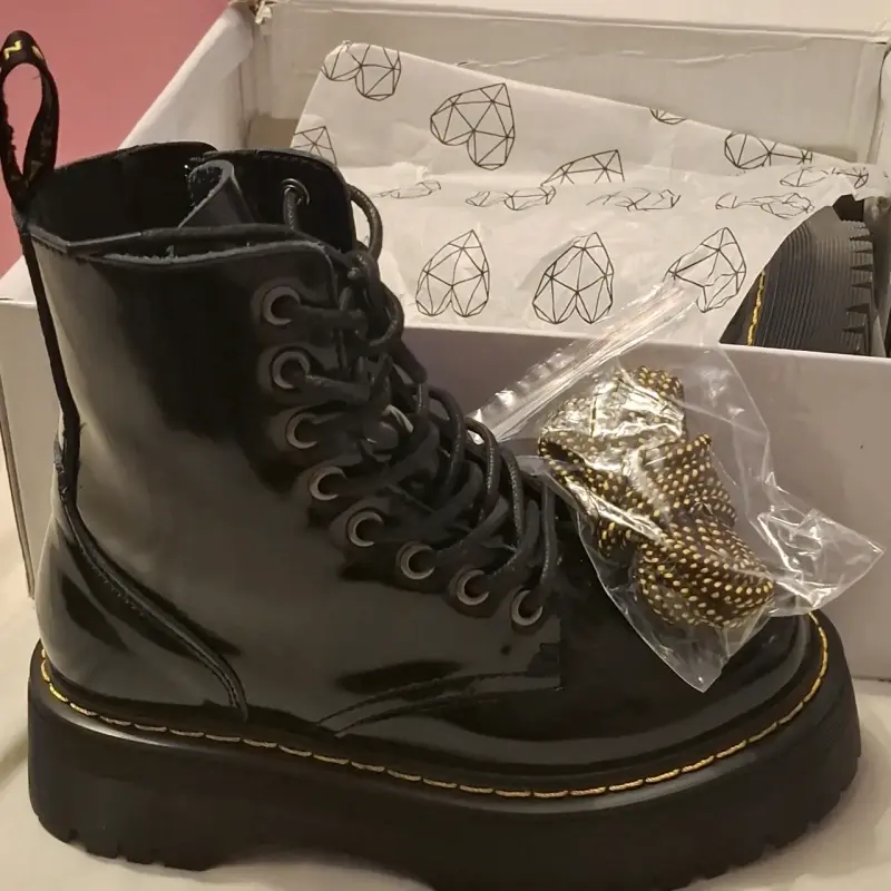 Botas negras de charol con plataforma C/Moran - 2
