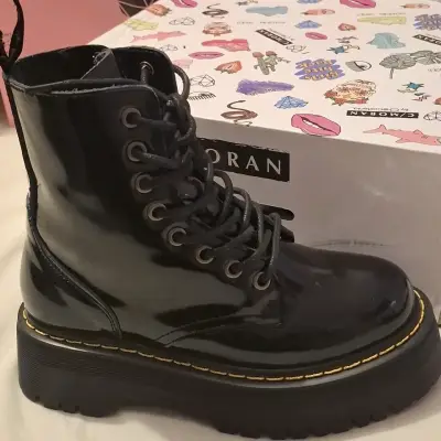Botas negras de charol con plataforma C/Moran - miniatura 3