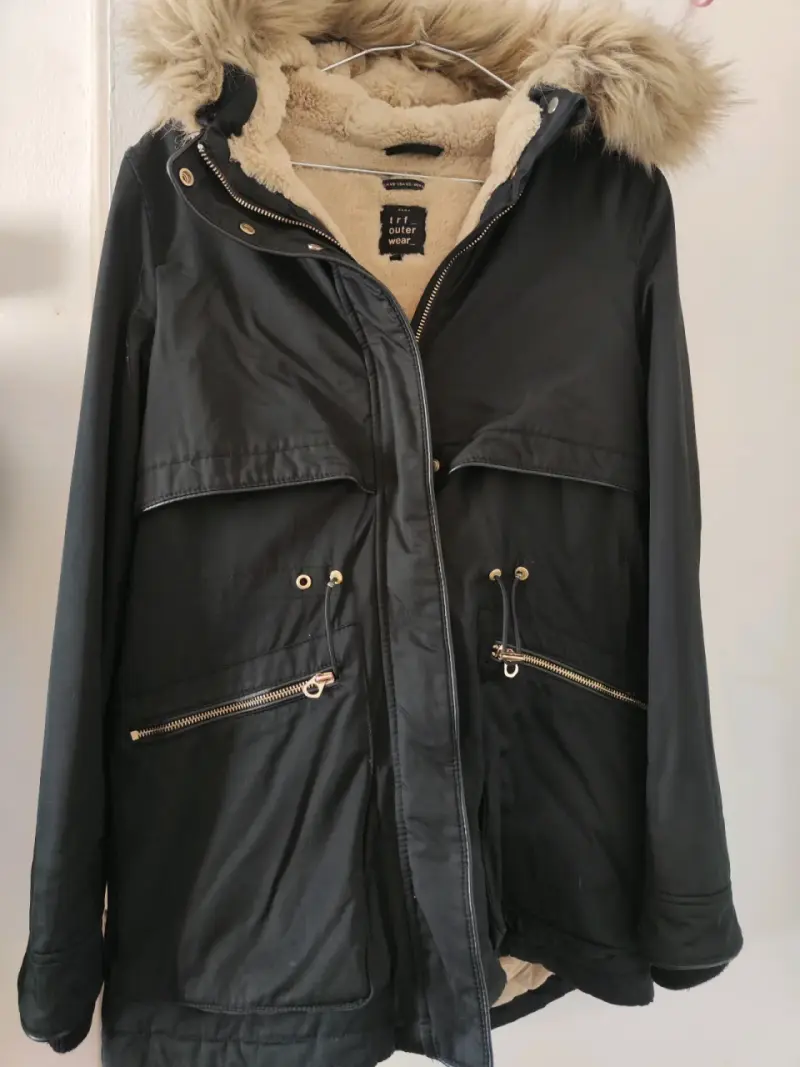 Parka negra con capucha de piel sintética