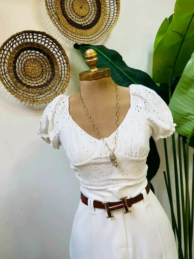 Blusa blanca de encaje con mangas abullonadas