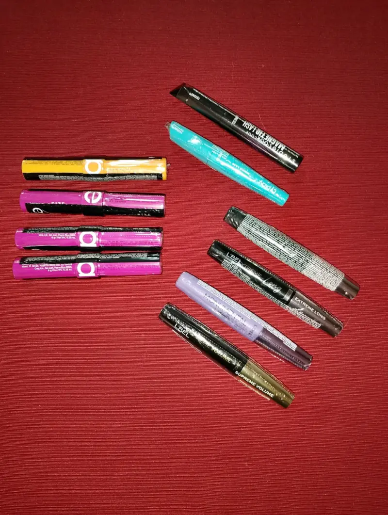 Set de maquillaje variado con lápices y cremas - 1