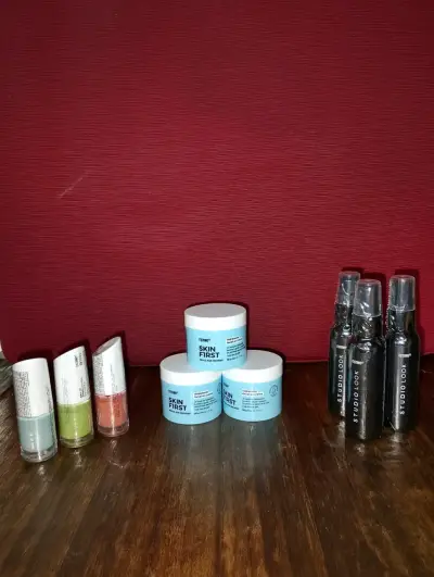 Set de maquillaje variado con lápices y cremas - miniatura 2