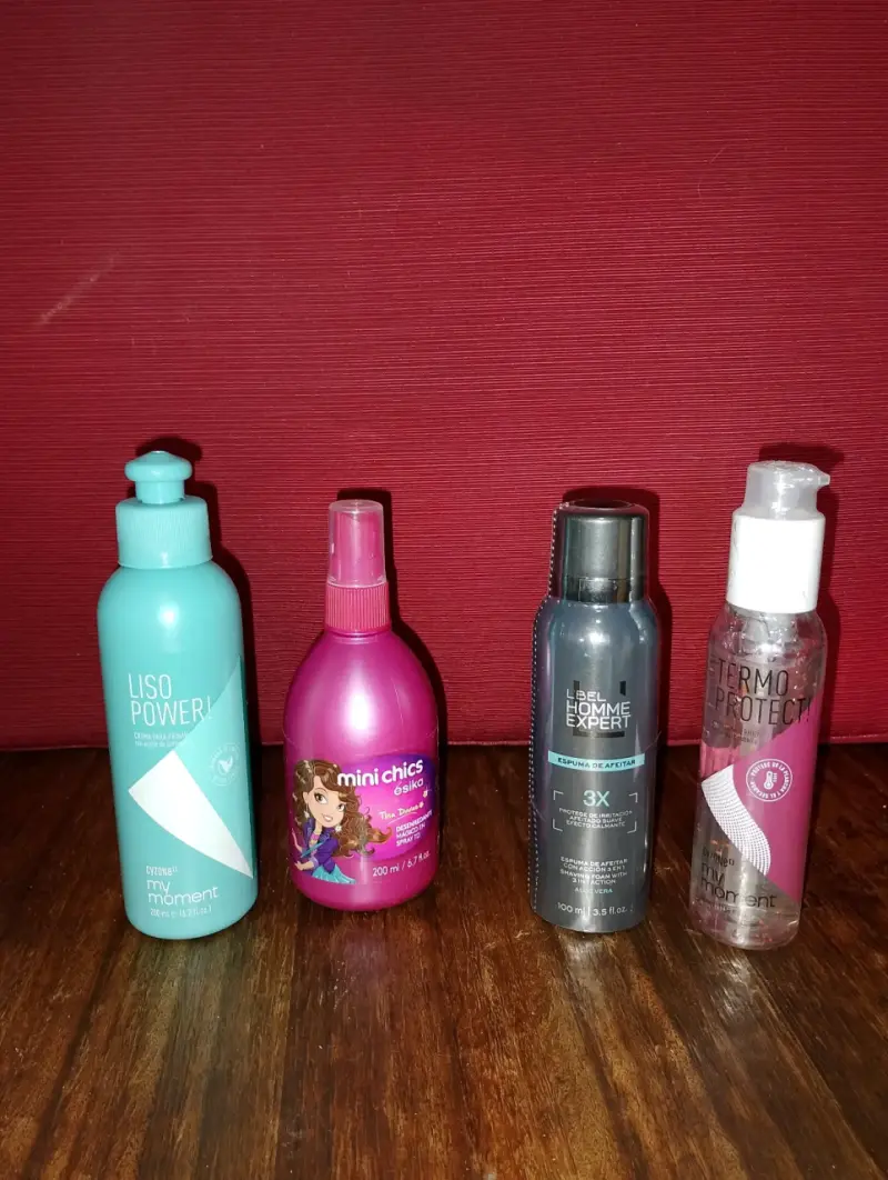 Set de maquillaje variado con lápices y cremas - 3