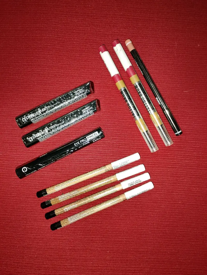 Set de maquillaje variado con lápices y cremas - 4