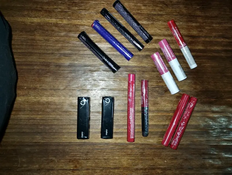Set de maquillaje variado con lápices y cremas - 5