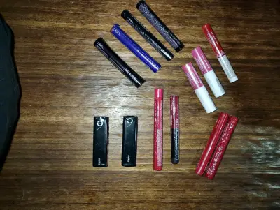 Set de maquillaje variado con lápices y cremas - miniatura 5