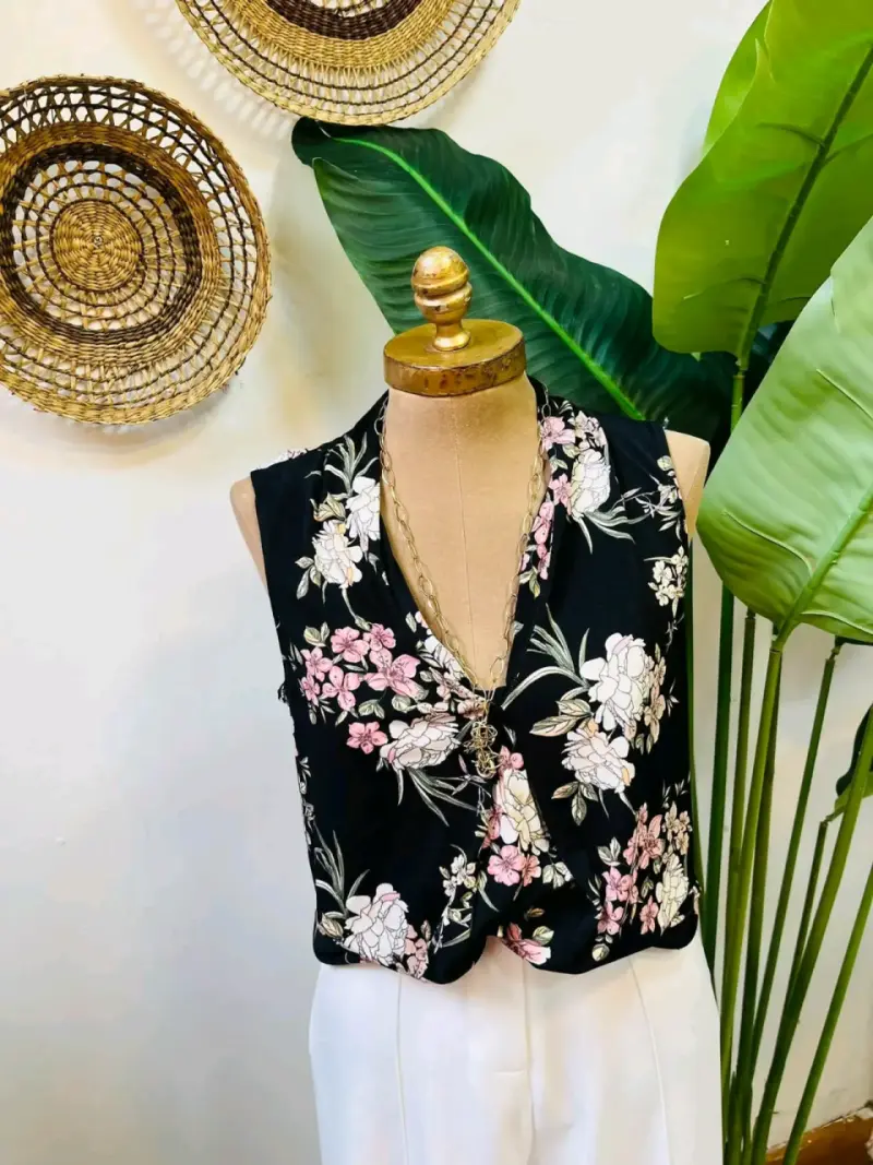 Blusa sin mangas floral negra para mujer