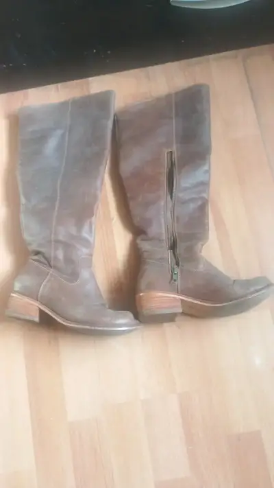 Botas largas de cuero marrón con cierre lateral - miniatura 1