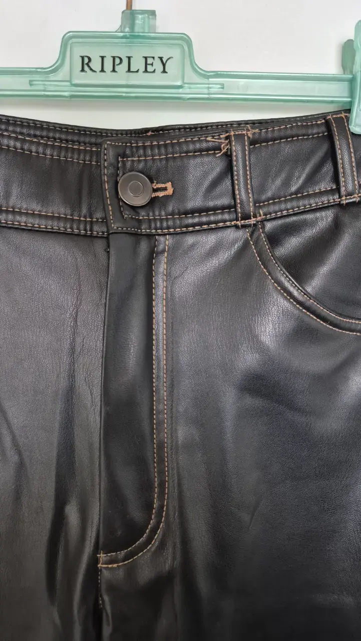 Pantalón piel sintética Zara, talla 34 - 2
