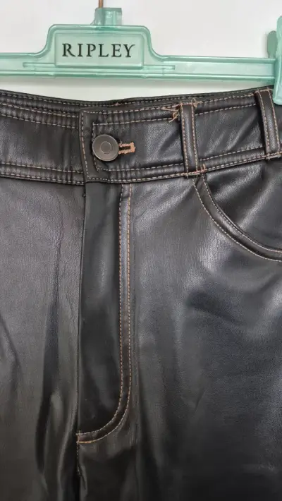 Pantalón piel sintética Zara, talla 34 - miniatura 2