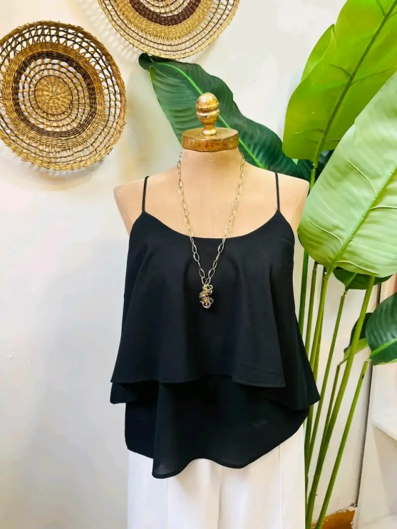 Blusa negra de tirantes con diseño elegante