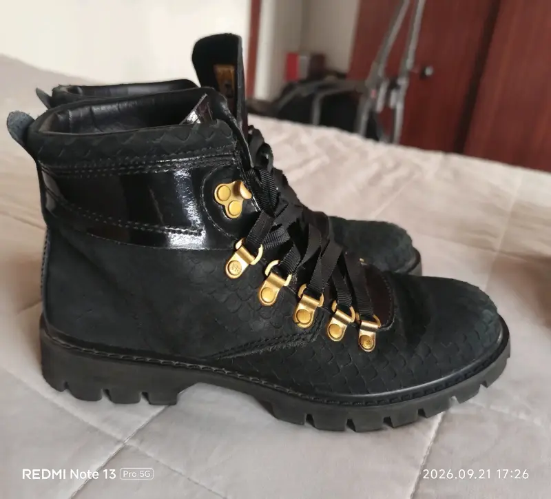 Botas Caterpillar negras de cuero con diseño escamado - 1
